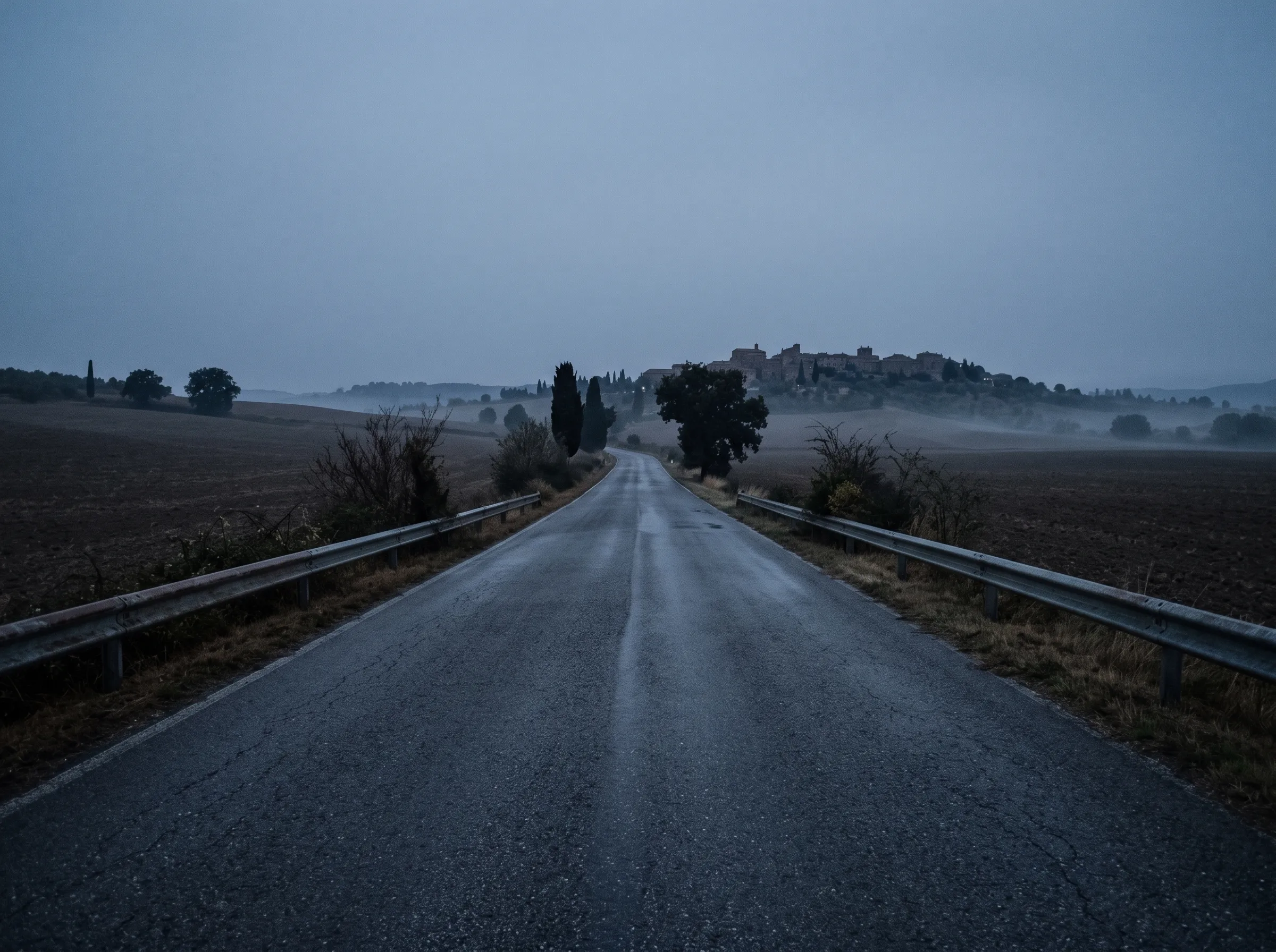 Strada provinciale deserta al crepuscolo